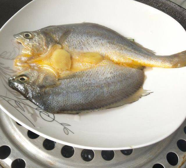 清蒸黄鱼鲞,鱼肉鲜嫩,咸香下饭_红椒_料酒_生姜