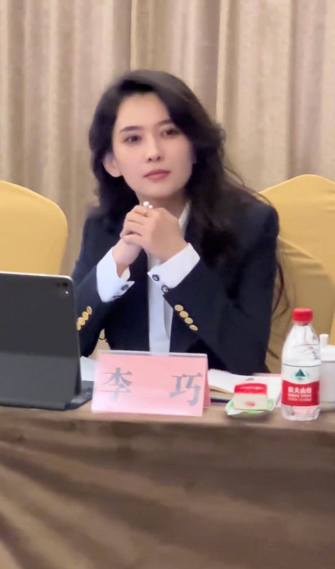 新疆90后女子拍视频宣传家乡，因高颜值走红，网友直呼女版高启兰（新疆女孩摄影）