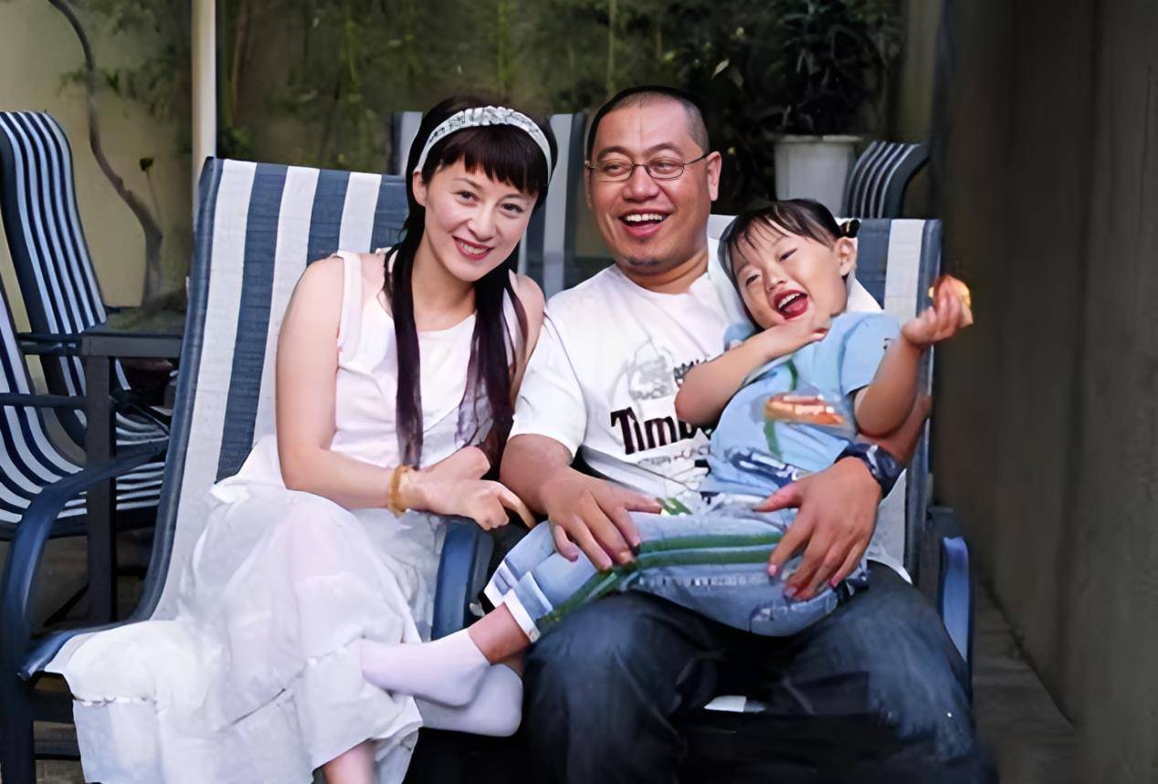 徐露:巅峰时退隐,嫁大7岁导演,48岁和19岁女儿似姐妹_角色_什么_父亲