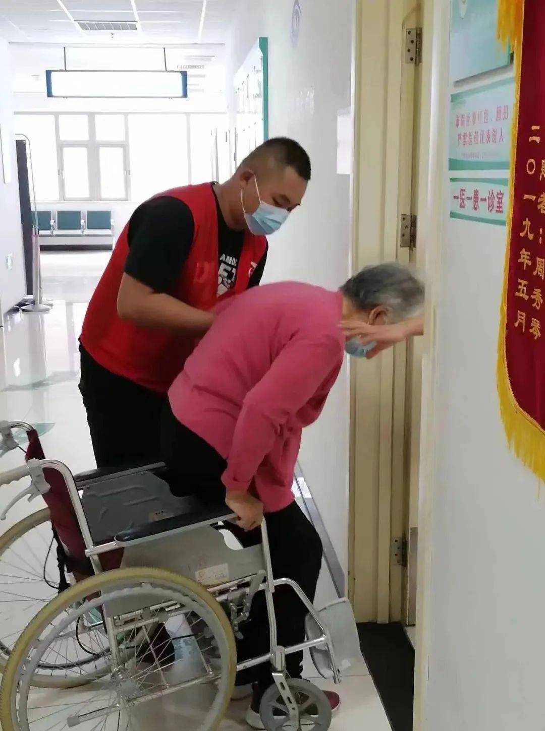 关爱失独老人 细心关怀 陪着老人去医院看病_西青_郭坤渝_公益