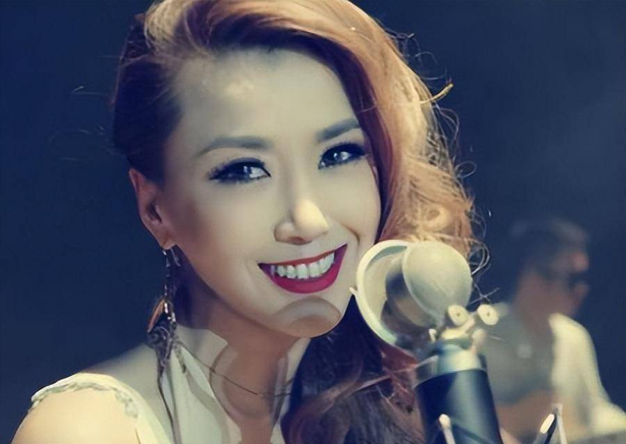 王蓉:从乖乖女变成打擦边球的暴露女,只是顺应观众的低级趣味