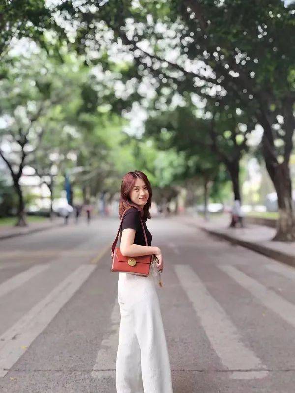 吴凤华吴风华,高级教师,中共党员.