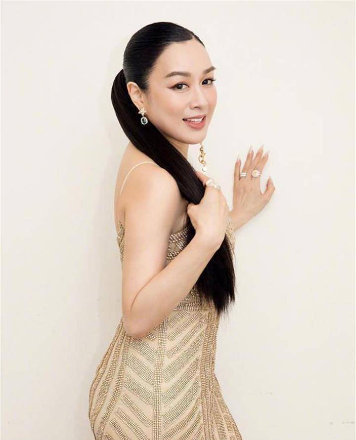 49岁钟丽缇现身活动,丰乳肥臀再现美人鱼风采,与精修图判若两人_张伦