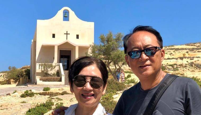 香港演员方平 曾是潇洒浪子 却能与鲍起静恩爱不离 如今72岁气质儒雅