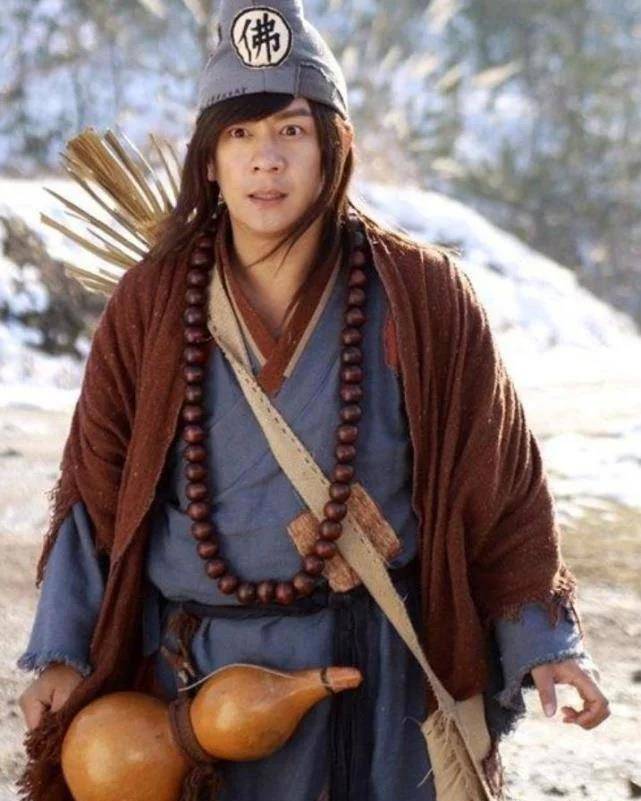 这部剧里面的主角是济公,他是陈浩民主演的,很多人都说他是史上最帅的