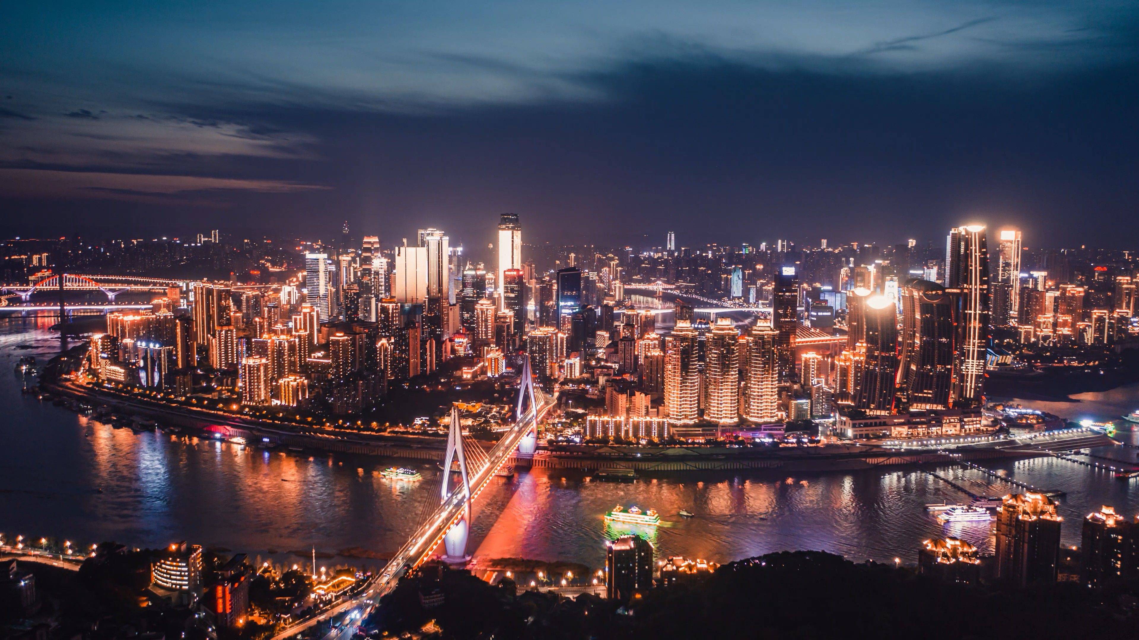 从落地窗拍到的夜景图图片