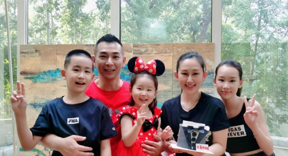 49岁的赵文卓再现经典,豪宅太抢镜,网传身价早已达到亿元_电影_战风云