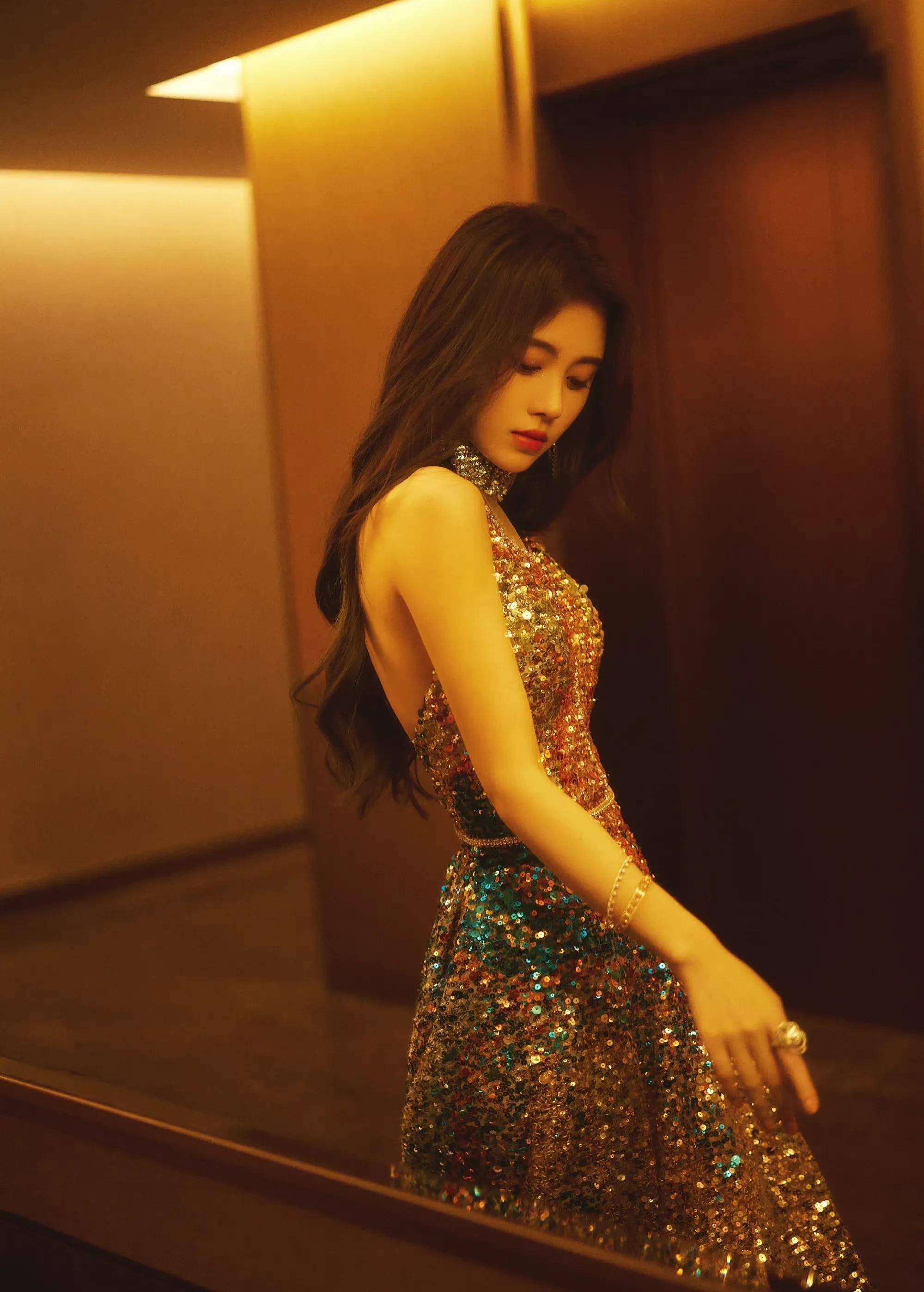 鞠婧祎音乐盛典造型大片,一袭金色流彩长裙,不愧是四千年的神颜_东方