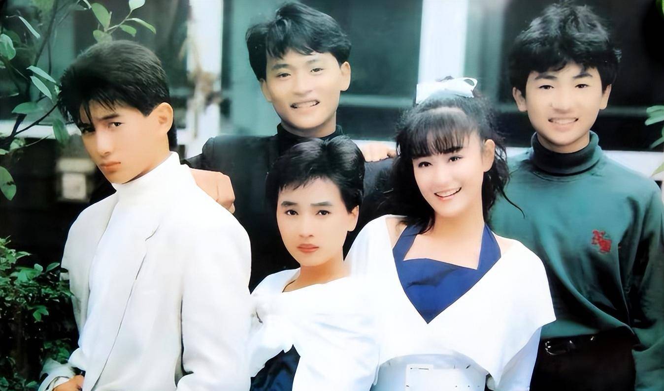 该节目一播出,节目中"小猫队"的三位女成员深受广大粉丝们喜欢.