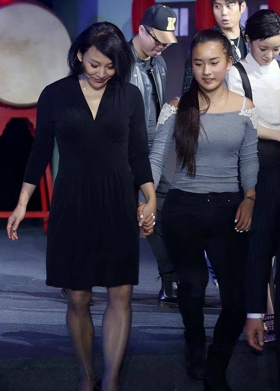 67陈冲和女儿同框亮相,女儿身材优越五官精致,气质不输明星妈_黑色