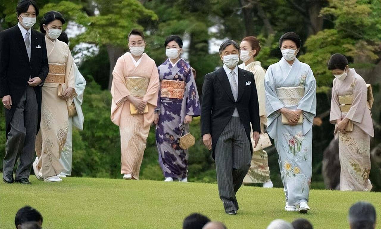 日本皇室齐聚游园会！雅子皇后穿蓝色和服，被29岁佳子公主美到了