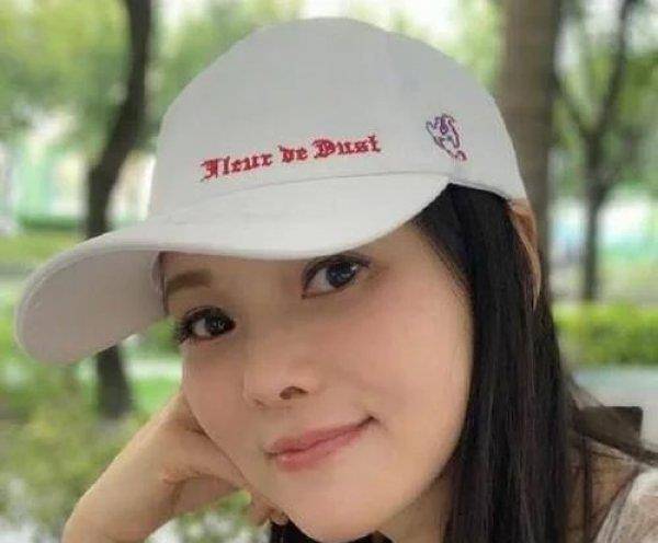 伊能静女儿名媛式成长,喝红酒敷美颜,精致生活惹争议