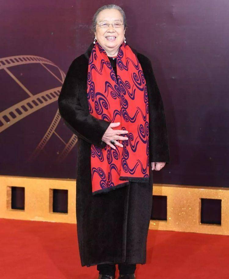 李明启的"中国大妈式"穿搭:衣着朴素,爱戴丝巾,86岁精神抖擞_年龄