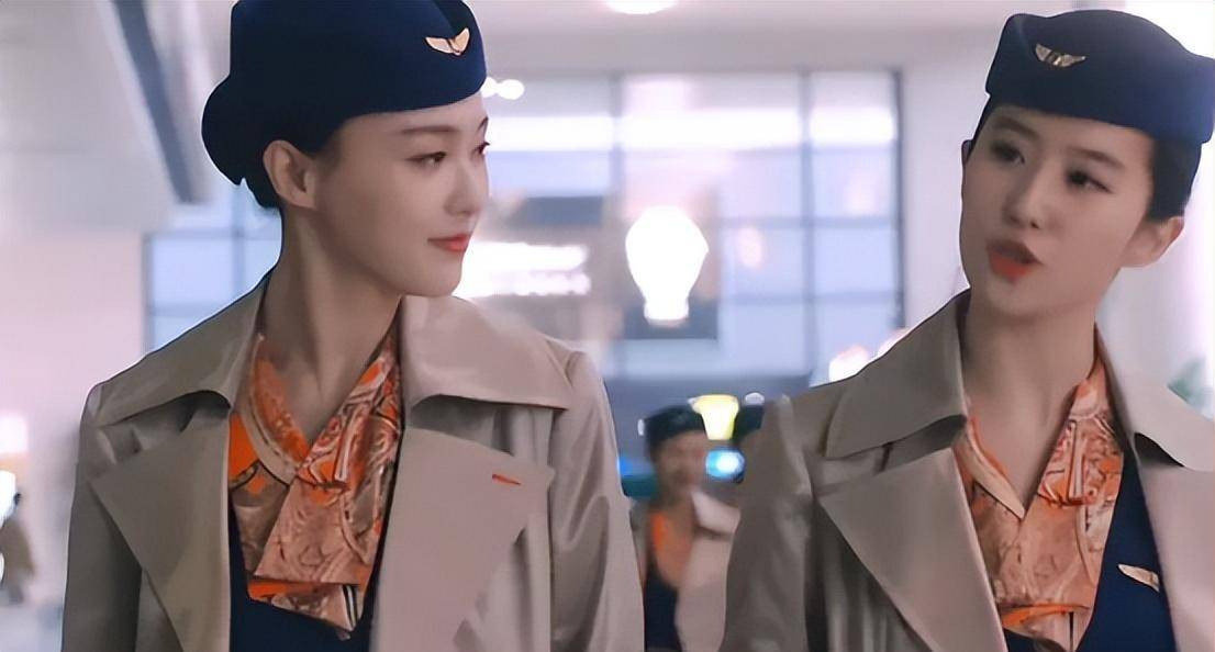 刘亦菲和唐嫣都是娱乐圈的大美女.在某部电影中,两人很少同框.