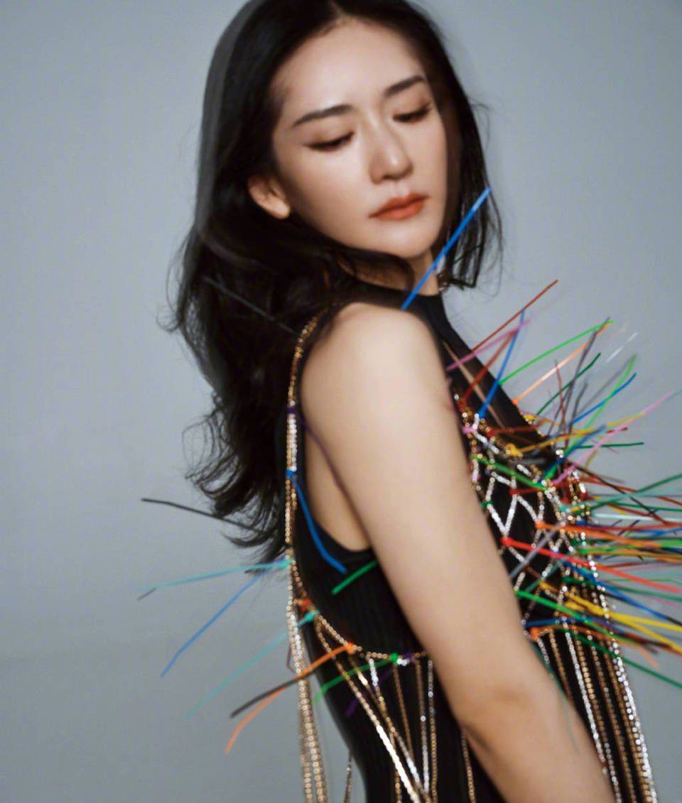 谢娜表现力也在线,她时而妩媚,时而阳刚,完美地演绎出了每一张照片所