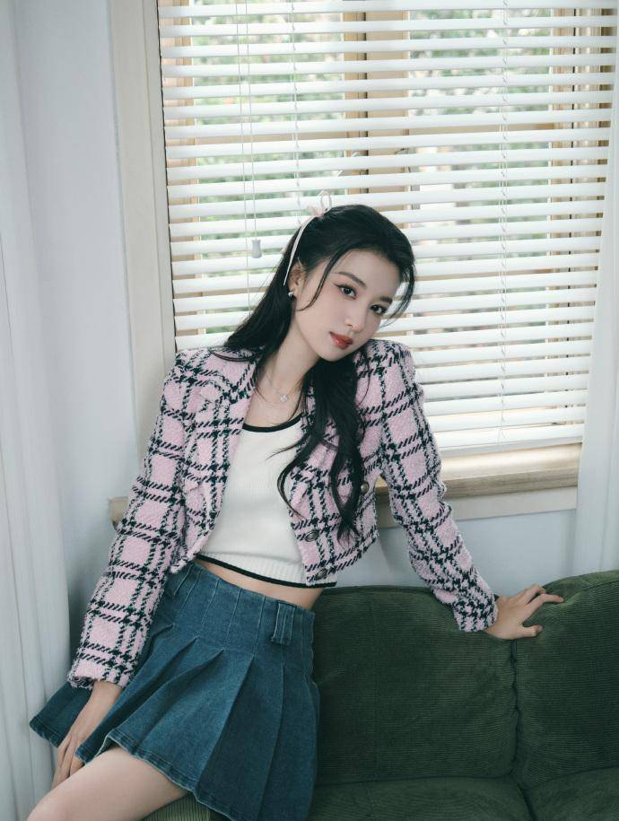 人气女星王楚然身穿褐色大衣内搭黄褐色连衣裤,充满高冷迷人气质_白色