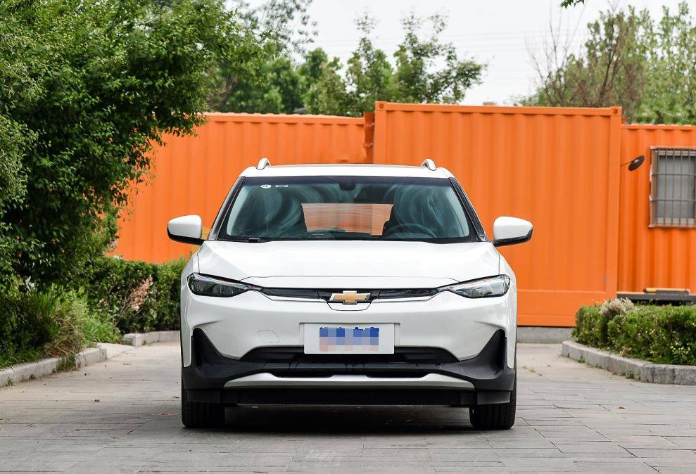 雪佛兰最美跨界两厢车,续航410km胜过比亚迪e3,标配自动空调_搜狐汽车