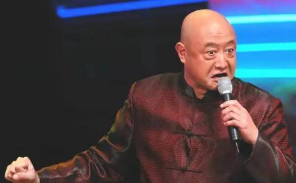 "相声大师"陈寒柏:看不起郭德纲,认6个干爹,和女子父女相称