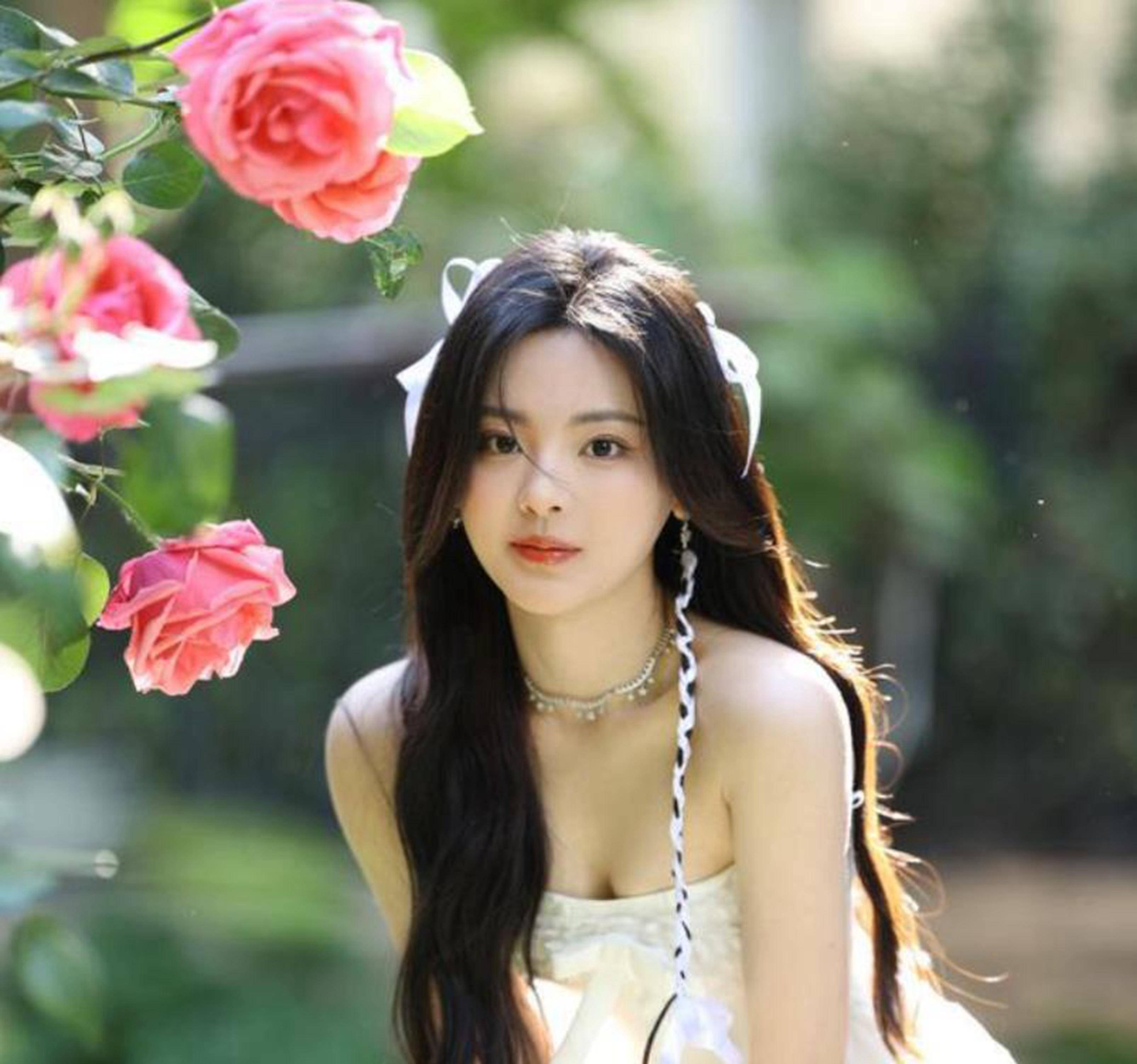 杨超越晒春日鲜花大片 穿纯白抹胸连衣裙氛围感十足,仿佛在仙境_年轻