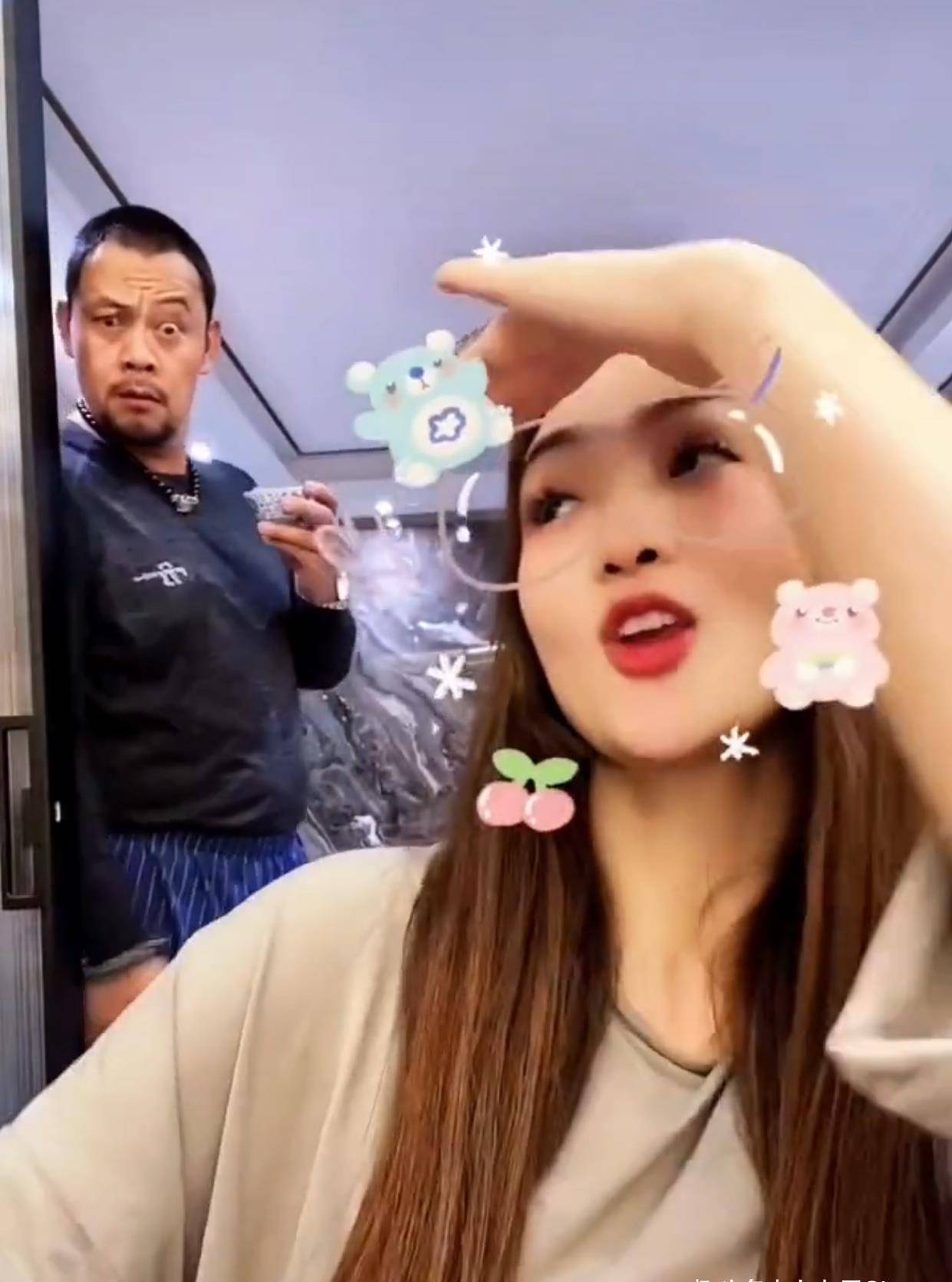 "鲁智深"晋松秀小20岁娇妻,家居服打扮时尚动人,大钻戒超惹眼_李汶桐