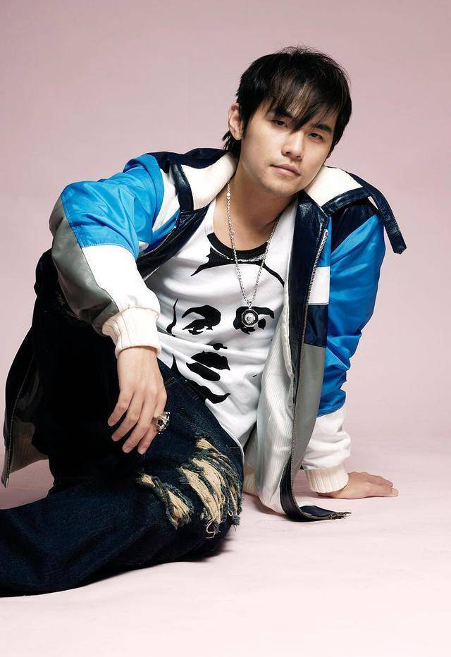 比周杰伦大两岁的黄晓明,同样有脱发的毛病,而且早期他可能拍了不少清