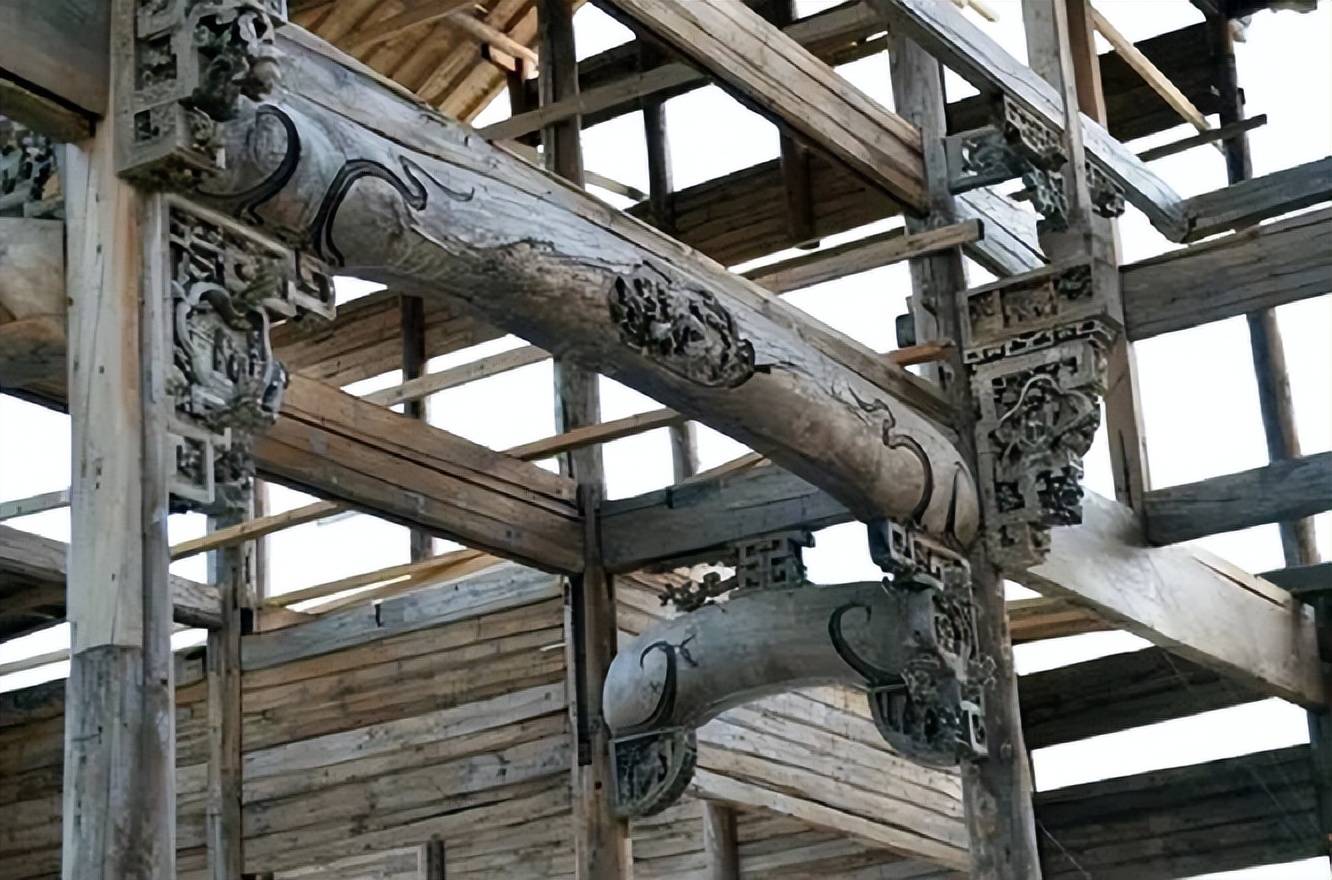 因此,我国古代通常采用"雕梁画栋"的方式来美化房梁,同时也是房梁受潮