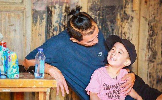 jasper近照曝光,打扮成了帅气小绅士,网友催应采儿赶紧生二胎_陈小春