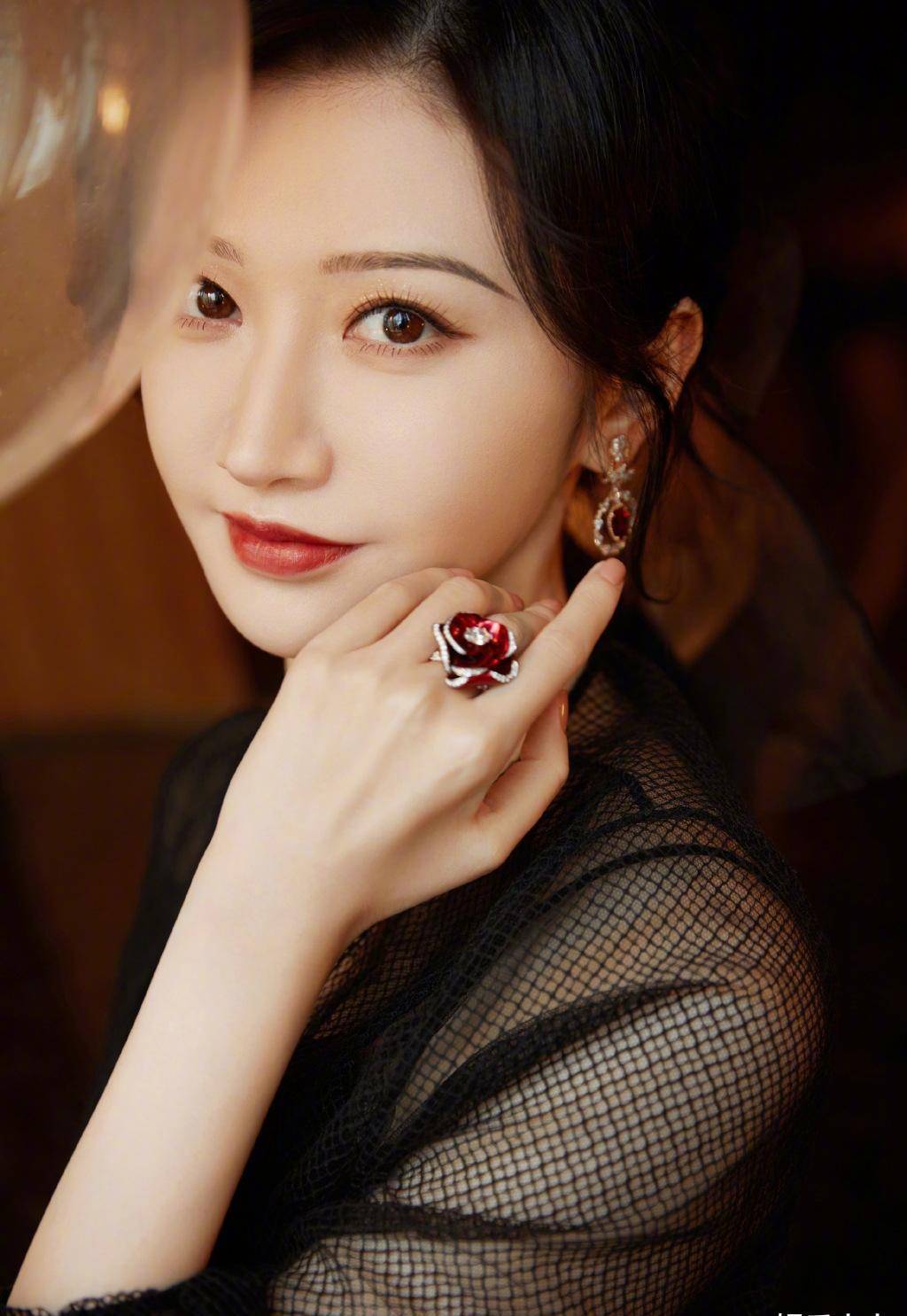 景甜亮相dior上海大秀,黑纱百花刺绣礼服,优雅中又带着复古时尚_美得