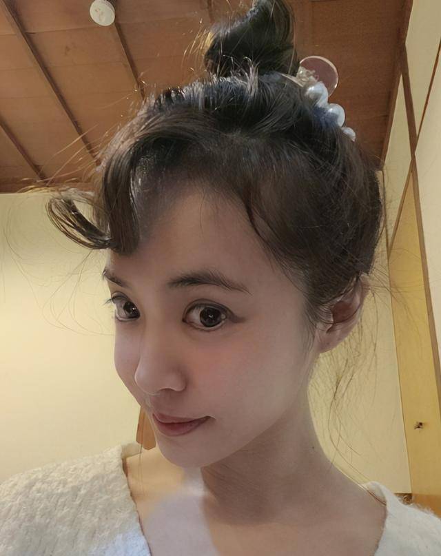 40岁蔡依林晒怼脸自拍,丸子头卷刘海很减龄,无惧素颜出镜_照片_样子
