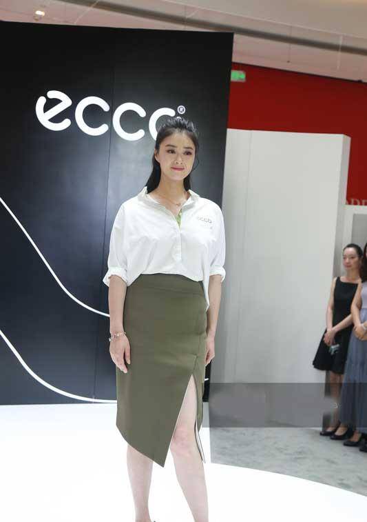 蒋欣晒40岁庆生照!看脸像100斤膀大腰粗像140斤,但还是很漂亮!