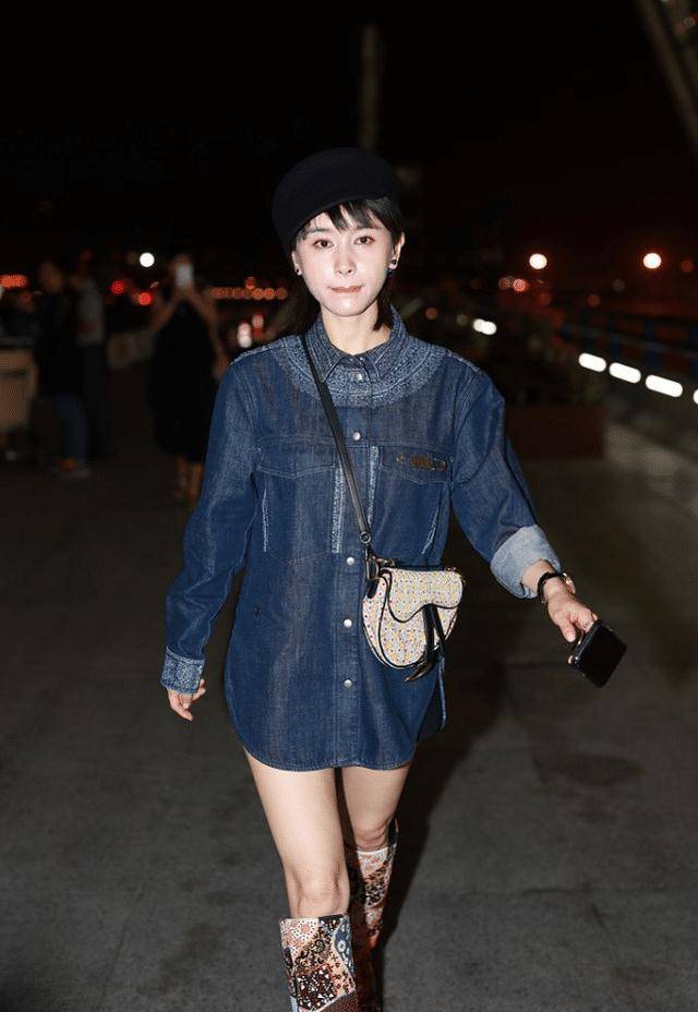 一种衣服单品,而王子文的这一款牛仔衬衫它上面加上了一些印花的设计