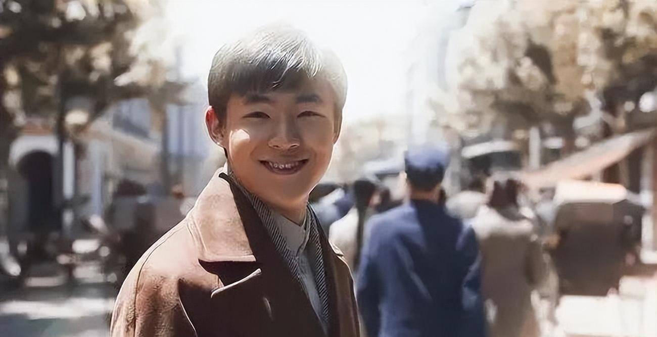 中戏的第一则是在热播剧《觉醒年代》中扮演陈乔年的新人演员,马启越.