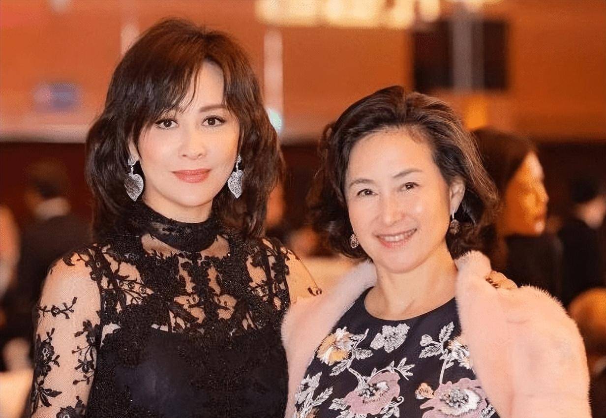 何超琼算不算顶级大美人 看她和李嘉欣的合照就知道了_何老_女儿_父亲