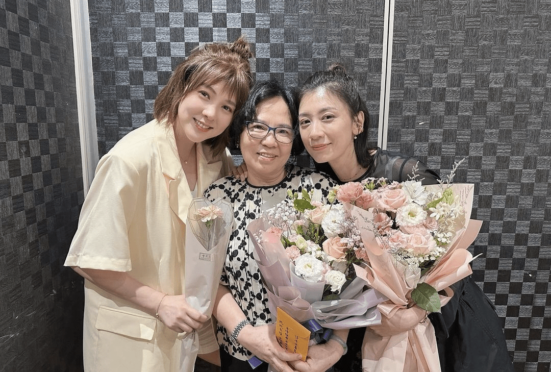 贾静雯不受徐怀钰影响,携咘咘波妞过母亲节,70岁妈妈和亲弟弟齐出镜