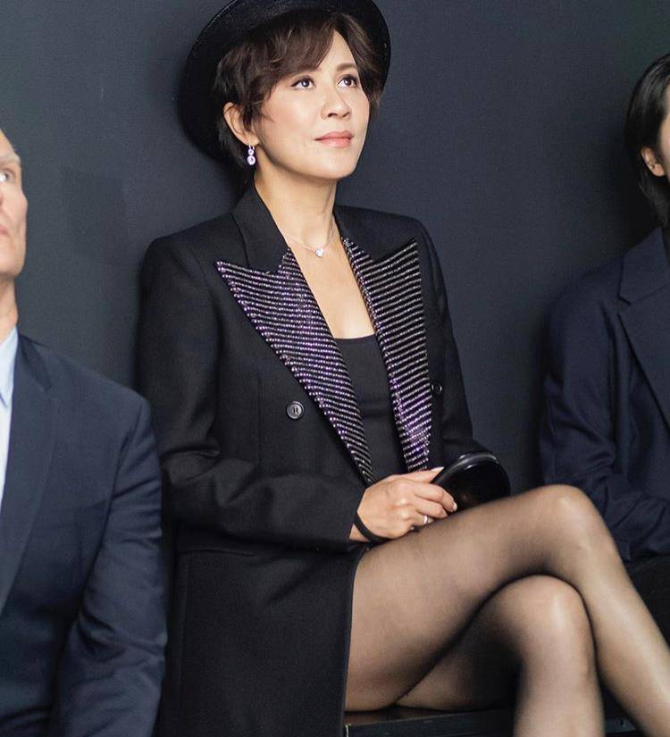 这次刘嘉玲的造型非常性感.她身穿黑色及膝长裙,秀出修长的双腿.