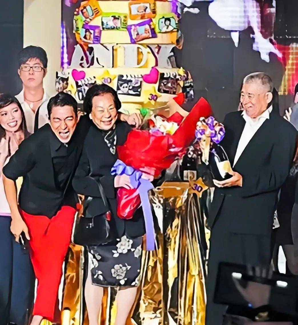 刘德华携父母罕见亮相!父亲88岁依旧精神矍铄,母亲穿着朴素低调