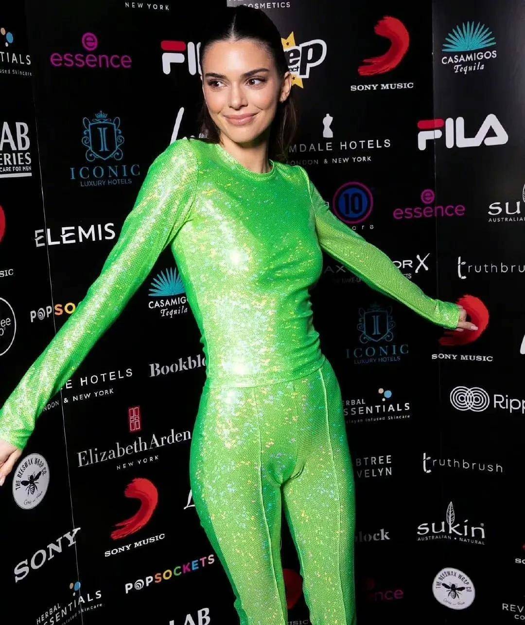 肯豆詹娜身穿vje法式设计感2022秋季变光亮晶晶性感套装美翻了_气质