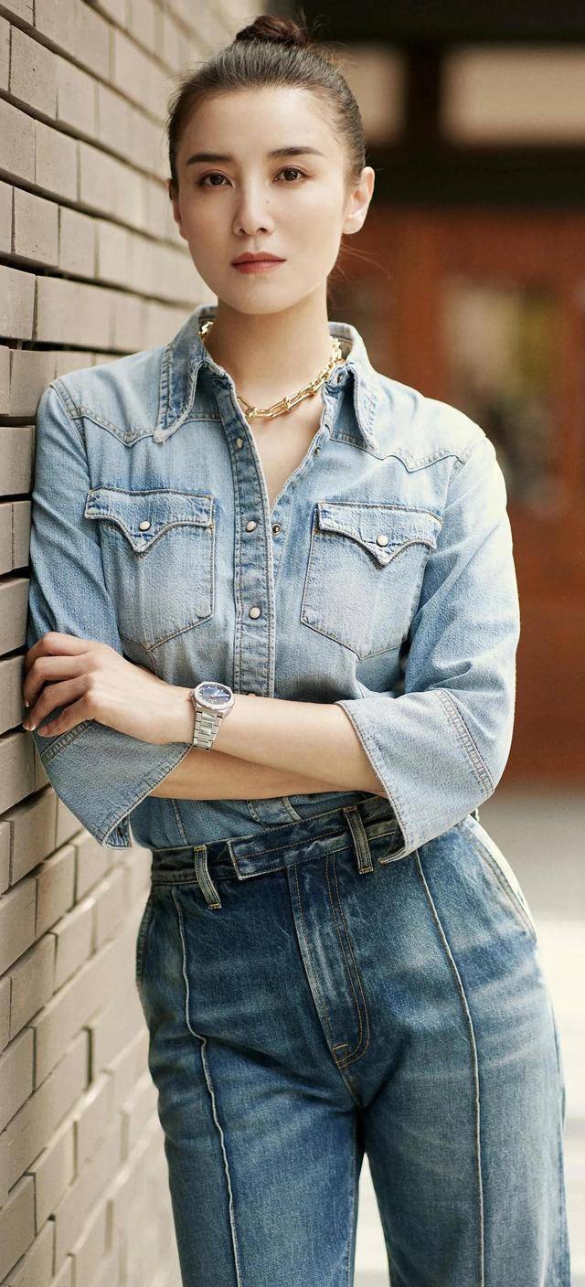 2001年,因参演由魏春光,吴雨桥主演的电视剧《其实不想走》而出道