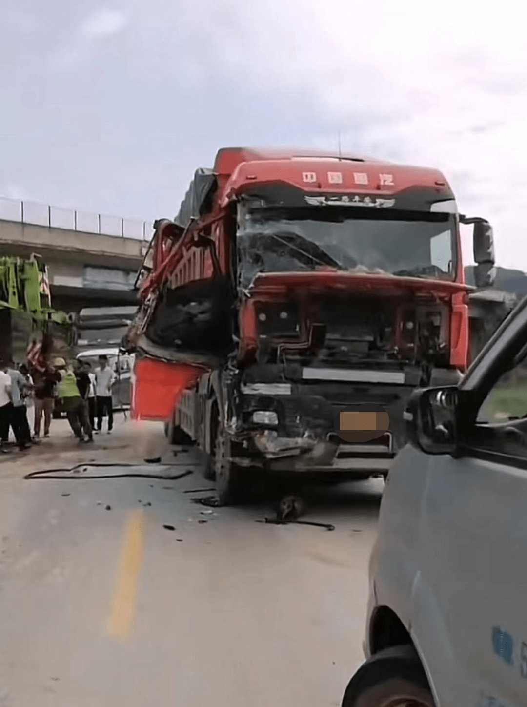 突发!梧州旺角桥底一辆大货车与吊车发生车祸,现场零件撒了一地