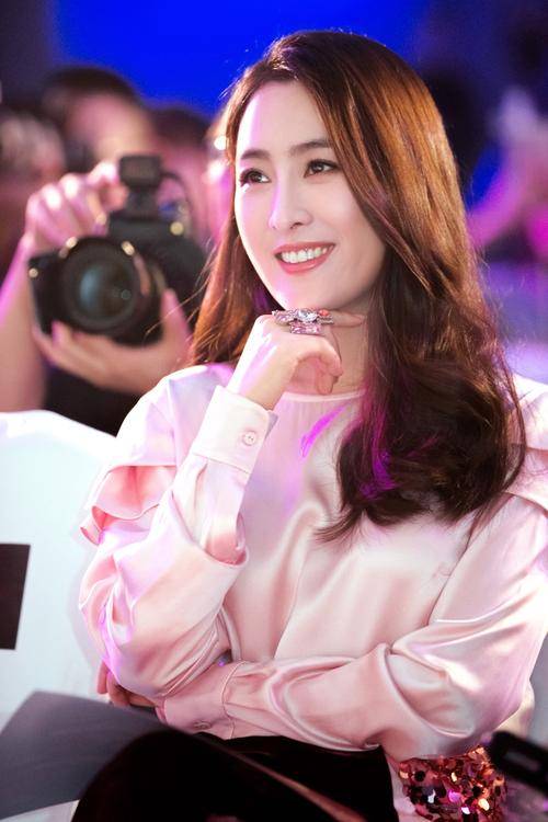 马苏街上与男子拥抱,男人帅气威武,怀疑是新恋情_朋友_不知道_男性