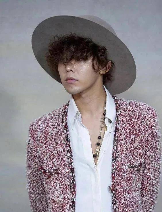 gd权志龙和王一博同框,这是次元壁破了么!_香奈儿_度假_考娱