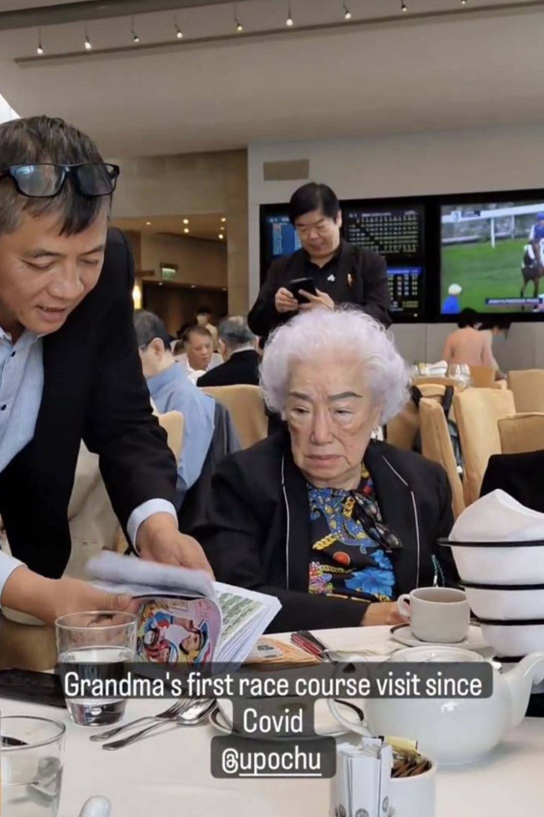 谢玲玲对余宝珠不只是当成婆婆看待,更是当成亲生母亲一般.