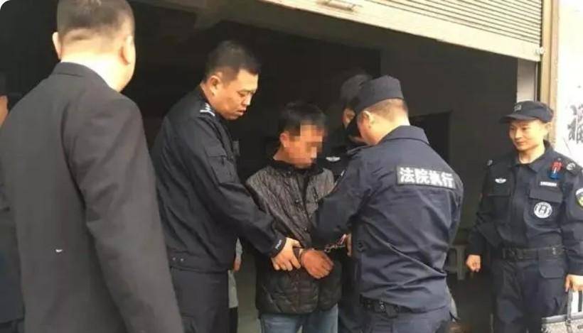 原创            又是被打还不能还手？父子遭群殴还手被拘，警方认定互殴-父子打架会被拘留吗?