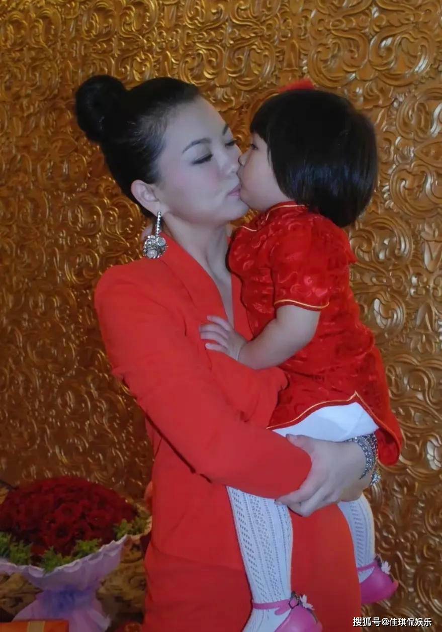 李湘女儿晒旧照庆母亲节,4张照片看哭网友,李湘长相引发热议_王诗龄