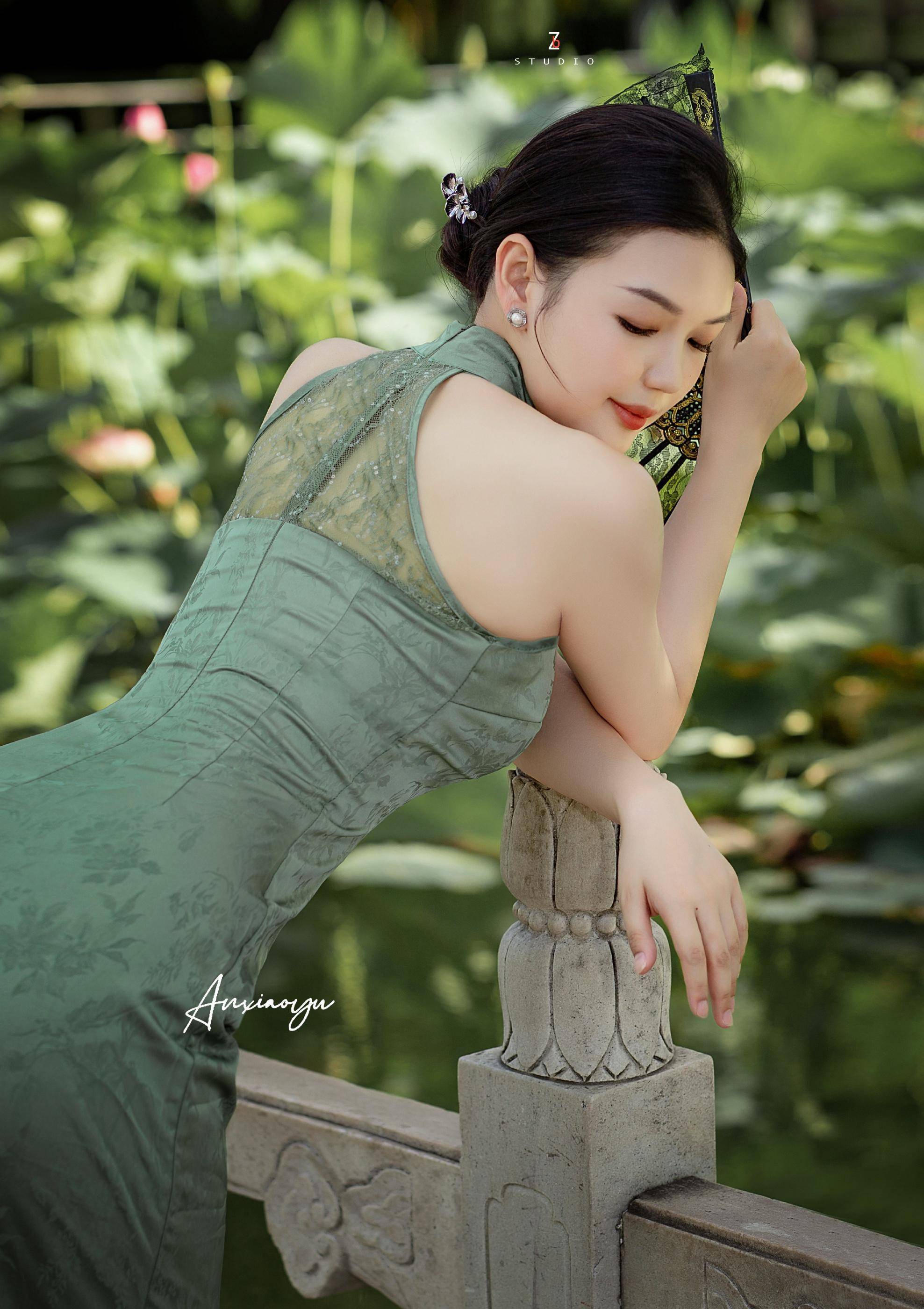 旗袍女神安晓雨晒绿色旗袍写真,出污泥而不染,高贵,优雅而性感_照片