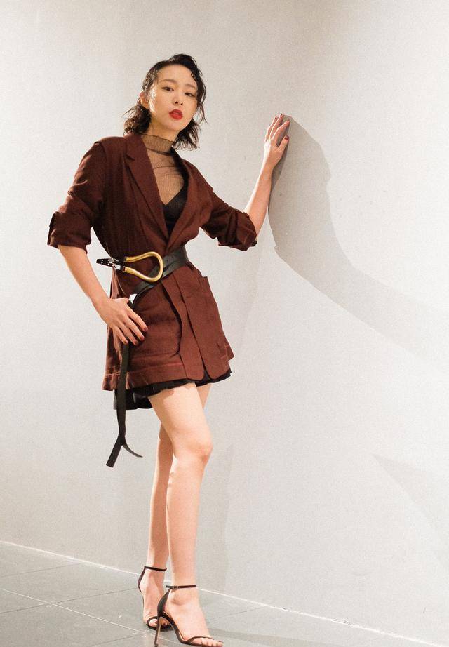 "大嫂"高叶穿搭心得:无需过度暴露,也能穿出性感_女性_黑色_西装