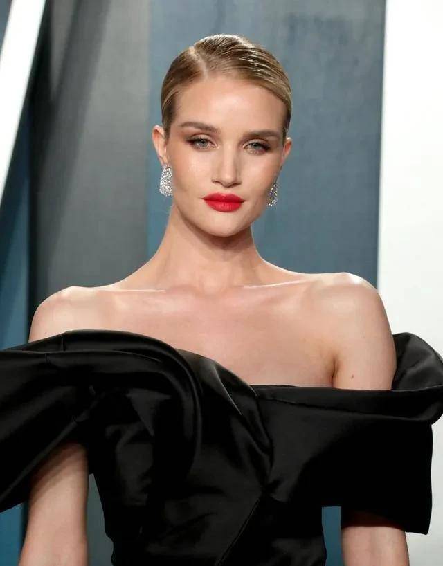 英国性感维密超模罗茜·汉丁顿·惠特莉,最性感的英伦玫瑰!