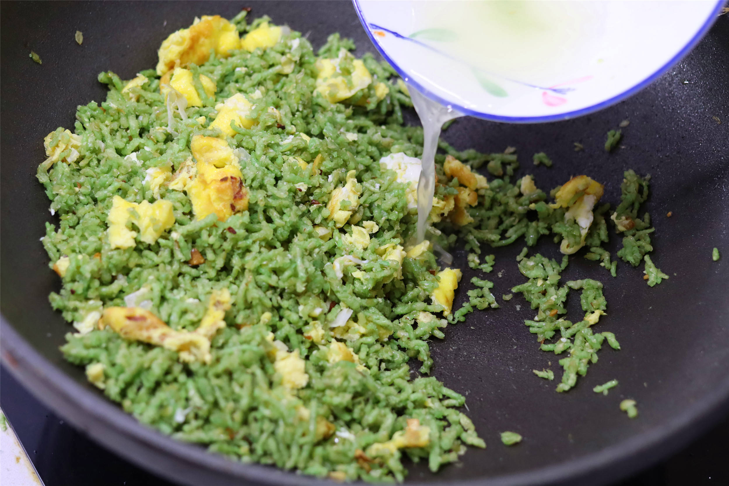 5月,麦田里会产出的一种独特美食,炒鸡蛋倍儿香,你吃过吗?