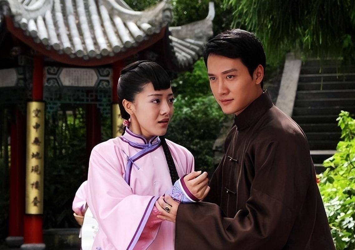 《锁清秋》中扮演小丫鬟,夜夜辛辛苦苦找女主安以轩搭戏的时候,冯绍峰