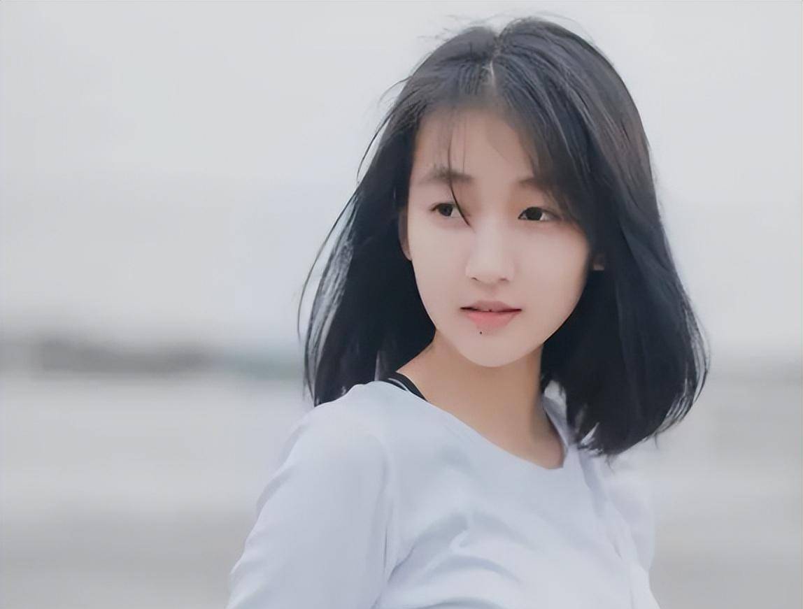 医生向周妍妍解释说,子宫萎缩是一种常见的妇科问题